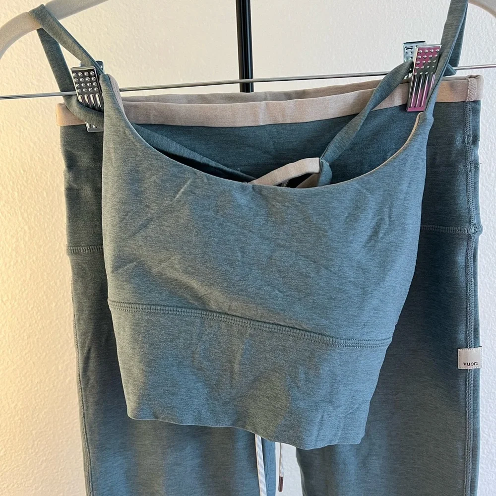 Vuori Blue Women's Workout Top and Leggings - Workout Set Size Small - Picture 9 of 16
